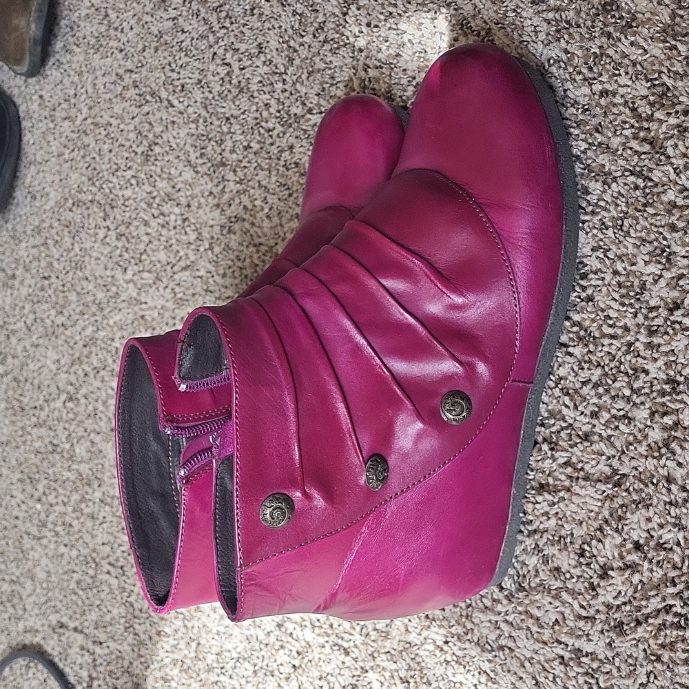 NWOT L'Artiste Ankle Boot